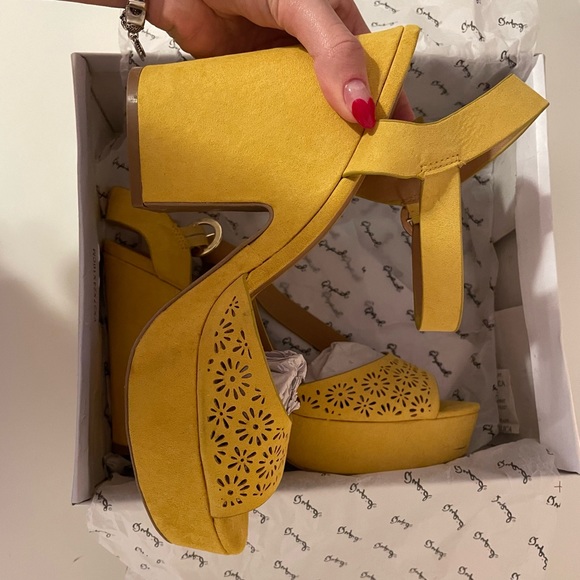Agace Yellow Suede Heels / Pumps - Picture 3 of 6